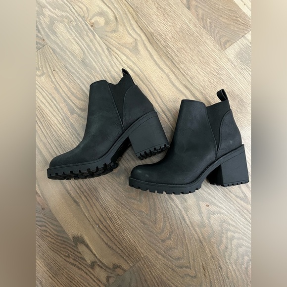 Dirty Laundry Shoes - Dirty Laundry Women’s Black Heeled Chunky Ankle Boots - Size 6